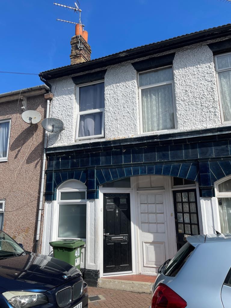 Lot: 88 - THREE-BEDROOM HOUSE FOR INVESTMENT - Mid-terraced house